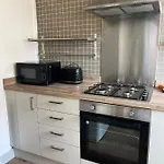 2 Bed Central Cardiff Apartment - Sleeps Five!